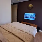 Gold Coast Studio Netflix Wifi Paris Room Sofabed