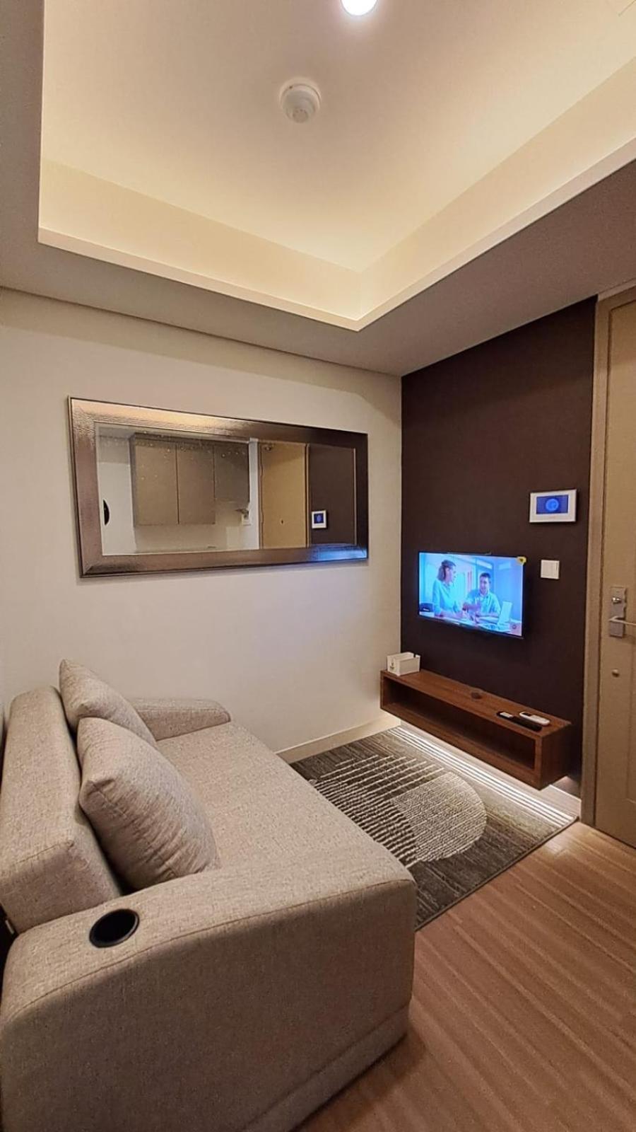 Gold Coast Netflix Wifi Paris Sofabed Jakarta