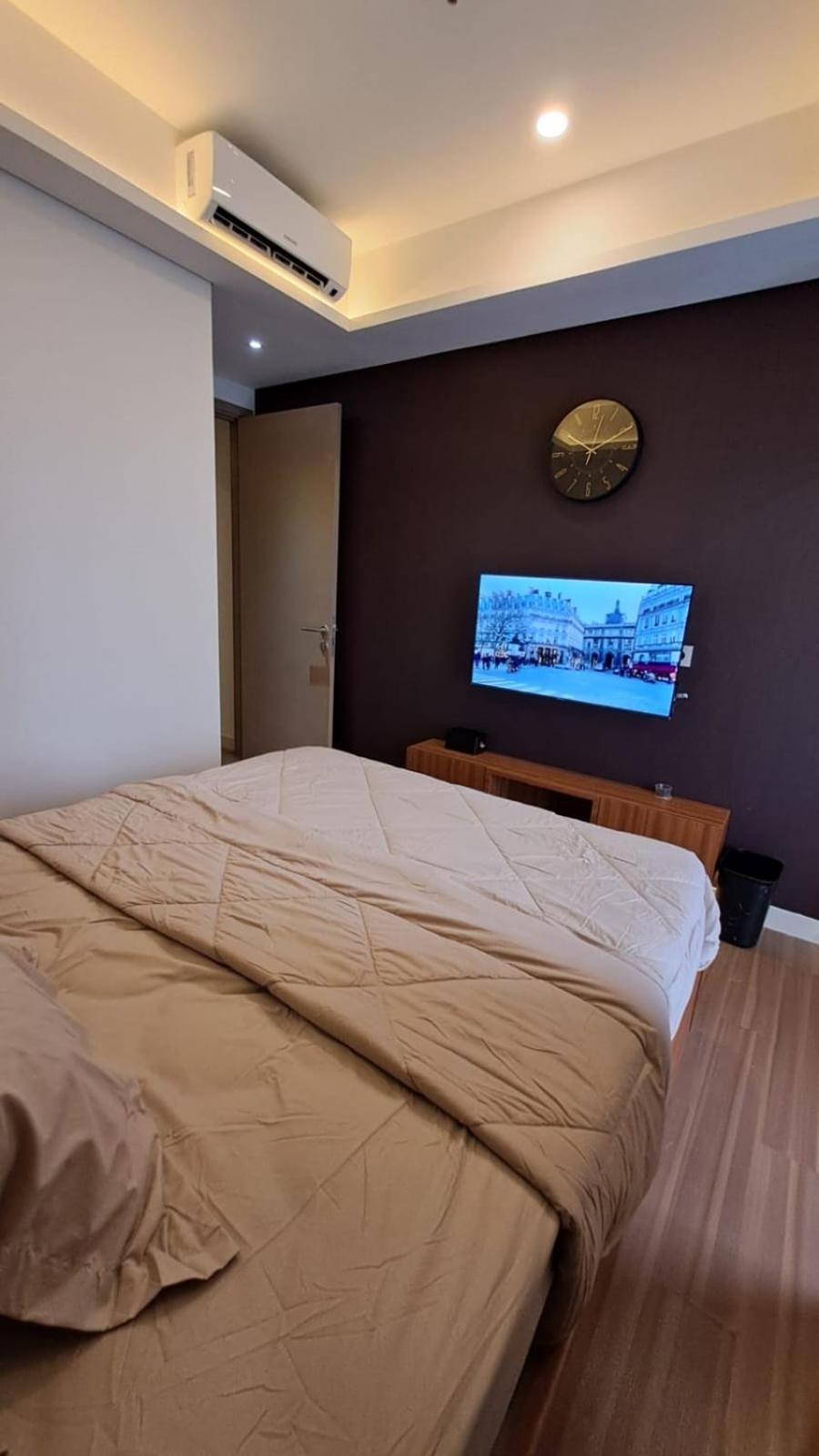 Gold Coast Netflix Wifi Paris Sofabed Jakarta